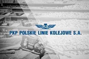 Obrazek: Logotyp PKP PLK na szarym tle.