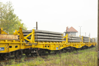 Obrazek: wagon z podkładami kolejowymi