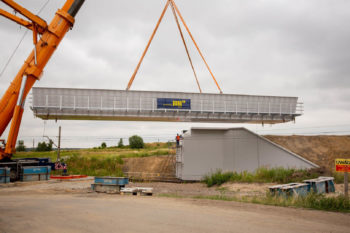 Obrazek: wiadukt w Toszku zawieszony na dźwigu.