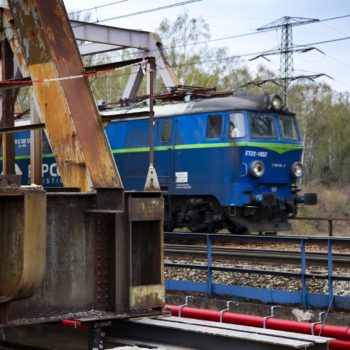 Zdjęcie: pociąg jadący po moście na Kanale Kędzierzyńskim.