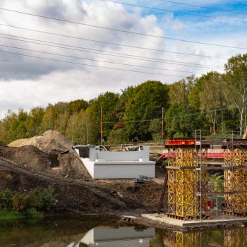 Zdjęcie: tymczasowa podpora na moście na Kanale Kędzierzyńskim.