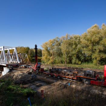Zdjęcie: widok na nowe przęsło na Kanale Kędzierzyńskim podczas nasuwania. Widok z daleka.