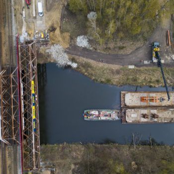 Zdjęcie: widok z lotu ptaka na remont mostu nad Kanałem Kędzierzyńskim.