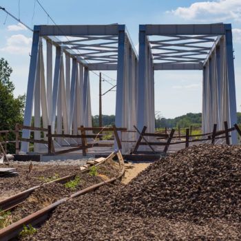 Zdjęcie: lato, widok na wiadukt kolejowy nad DK94.