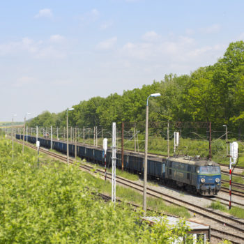 Zdjęcie: widok z góry na niebieski pociąg towarowy w Toszku.