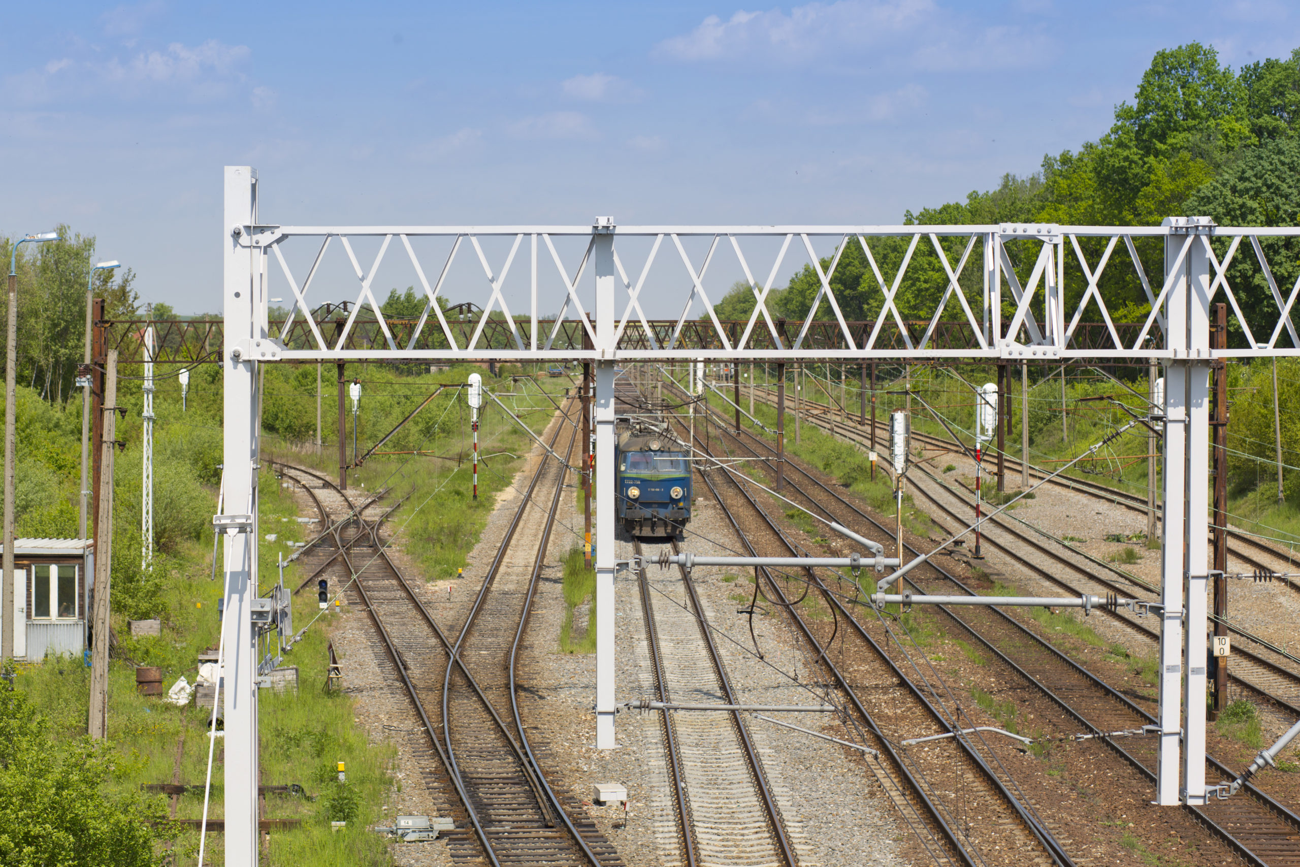 Obrazek: widok z góry na pociąg poruszający się po wyremontowanych torach.