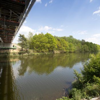 Zdjęcie: letni widok na Most na Kanale Gliwickim. Widok od dołu przęsła.