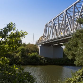 Zdjęcie: widok z ziemi na wyremontowany Most na Kanale Gliwickim.