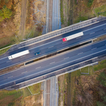 Zdjęcie: widok z powietrza na tory pod wiaduktem drogowym na autostradzie A4