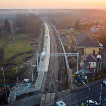 Zdjęcie: widok z góry na nowy peron na stacji Chełmek Fabryka.