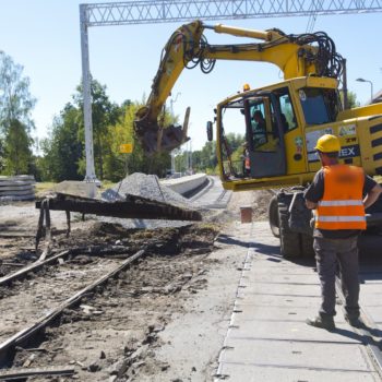 Zdjęcie: dźwig wyrywa szyny na ulicy Piastowskiej w Chełmku.