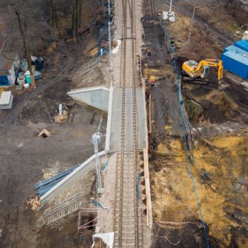 Zdjęcie: widok z lotu ptaka na betonową konstrukcje przejazdu kolejowo-drogowego nad ulicą Brzozową w Chełmku.
