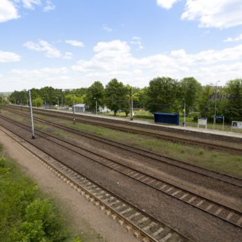 Zdjęcie: widok na torowisko na stacji w Chrzanowie.