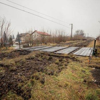 Zdjęcie: widok na górną część wiaduktu kolejowo-drogowego nad ulicą 29 listopada w Chrzanowie.