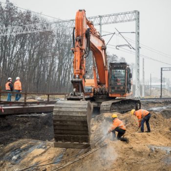 Zdjęcie: koparka pracuje na górze przejazdu kolejowo-drogowego nad ulicą Zbożową w Chrzanowie.