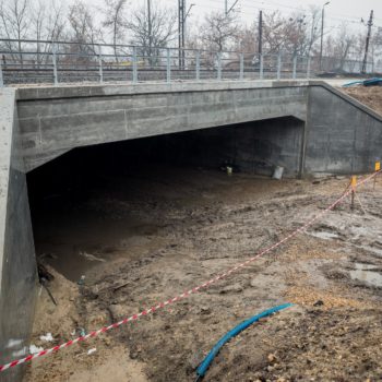 Zdjęcie: zbliżenie na betonową konstrukcje przejazdu kolejowo-drogowego nad ulicą Zbożową w Chrzanowie.