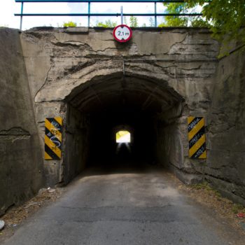 Zdjęcie: zbliżenie na ciemny tunel wiaduktu kolejowo drogowego nad ulicą Zbożową w Chrzanowie.