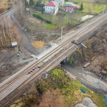 Zdjęcie: widok z lotu ptaka na betonową konstrukcje przejazdu kolejowo-drogowego nad ulicą Oświęcimską w Gorzowie.