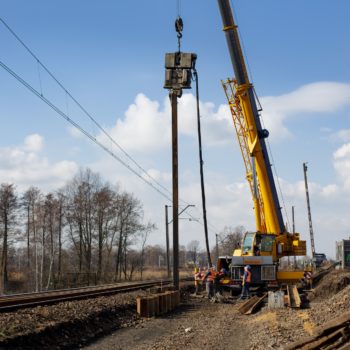 Zdjęcie: dźwig z palownicą wbija pale w Kaniowie.