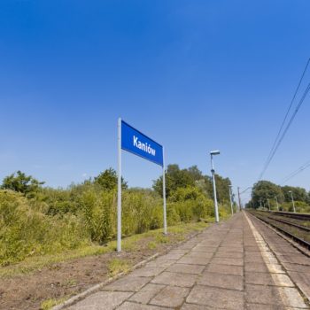 Zdjęcie: widok na peron w Kaniowie i tablice z nazwą miejscowości.