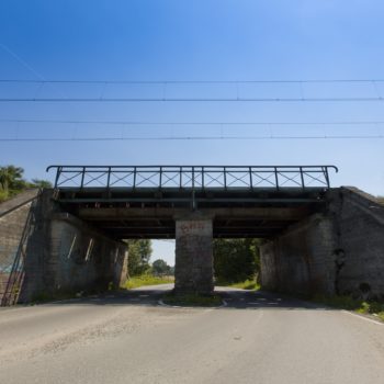 Zdjęcie: podwójny wiadukt kolejowo-drogowy pod ulicą Ludową w Kaniowie.