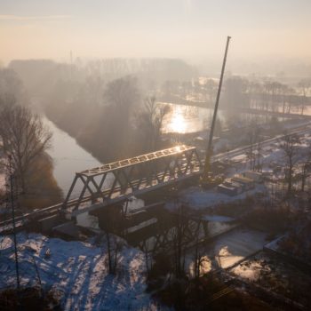 Zdjęcie: widok z lotu ptaka na most na rzece białej już ustawiony nad wodą.