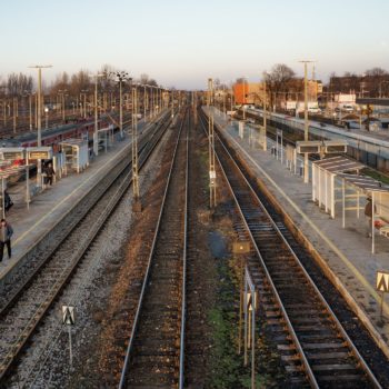 Zdjęcie: widok z kładki na perony kolejowe na stacji w Oświęcimiu.