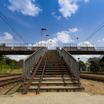 Zdjęcie: widok na kładkę na peronie w Chrzanowie.