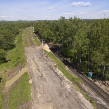 Zdjęcie: Widok z lotu ptaka na modernizowany nasyp w Trzebini.