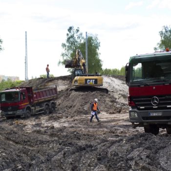 Zdjęcie: Koparka nagarnia ziemie z nasypu w Trzebini.