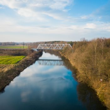 Zdjęcie z lotu ptaka: pociąg zbliża się do mostu nad Kanałem Gliwickim.