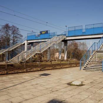 Zdjęcie: widok na kładkę dla pieszych nad torowiskiem na stacji Brzeszcze Jawiszowice.