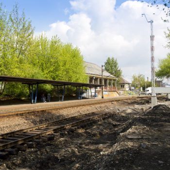Zdjęcie: stacja Chełmek podczas prac budowlanych. Z jednej strony widać zlikwidowany peron.