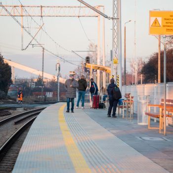 Zdjęcie: pasażerowie oczekują na przyjazd pociągu na nowym peronie na przystanku Chełmek Fabryka.