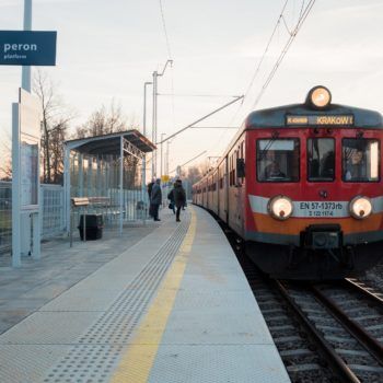 Zdjęcie: czerwony pociąg wjeżdża na nowy peron na przystanku Chełmek Fabryka.