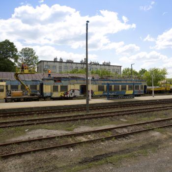 Zdjęcie: pociąg do powieszania trakcji pracuje na stacji Chrzanów. Widok z daleka.
