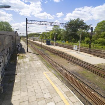 Zdjęcie: perony na stacji Chrzanów z lotu ptaka.