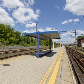 Zdjęcie: niebieska wiata na stacji w Chrzanowie.