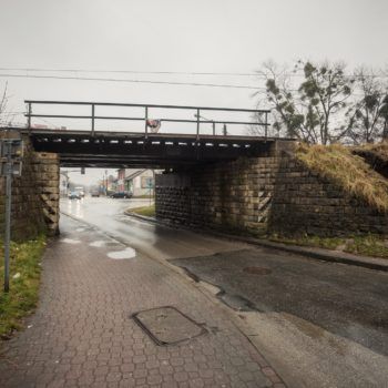 Zdjęcie: widok na jeszcze nie odnowioną część wiaduktu kolejowo-drogowego nad ulicą Krakowską w Chrzanowie.