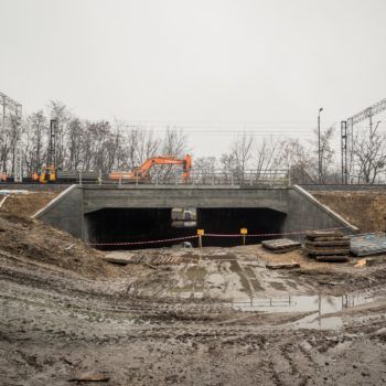 Zdjęcie: widok na nową betonową konstrukcje część wiaduktu kolejowo-drogowego nad ulicą Zbożową w Chrzanowie.