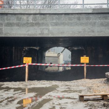 Zdjęcie: zbliżenie na nową betonową konstrukcje część wiaduktu kolejowo-drogowego nad ulicą Zbożową w Chrzanowie.