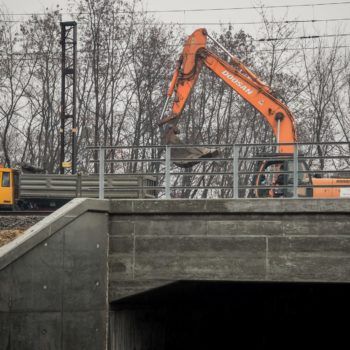 Zdjęcie: koparka pracuje na górze przejazdu kolejowo-drogowego nad ulicą Zbożową w Chrzanowie.