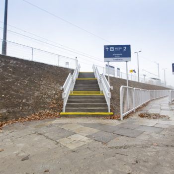 Zdjęcie: schody wejściowe na nowy peron na przystanku Gorzów Chrzanowski.
