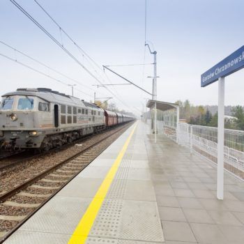 Zdjęcie: pociąg towarowy przejeżdża przez odnowioną cześć przystanku Gorzów Chrzanowski.