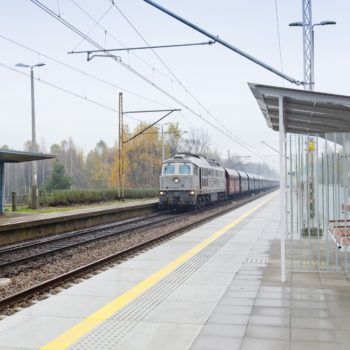 Zdjęcie: pociąg towarowy przejeżdża przez odnowioną cześć przystanku Gorzów Chrzanowski.