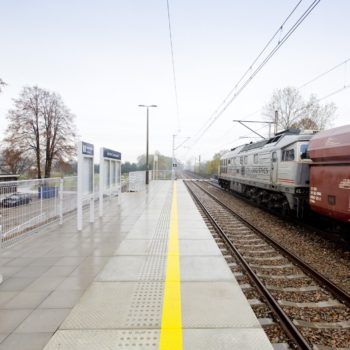 Zdjęcie: pociąg towarowy przejeżdża przez w połowie odnowiony przystanek Gorzów Chrzanowski.