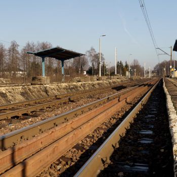Zdjęcie: widok na stacje Jawiszowice Jaźnik. Najbliżej widać przygotowane do montażu nowe szyny.