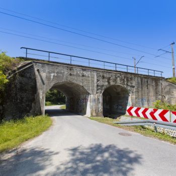 Zdjęcie: podwójny wiadukt kolejowo-drogowy pod ulicą Kaczą w Jawiszowicach.