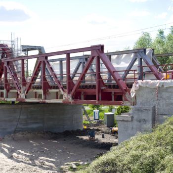 Zdjęcie: most na Wiśle pokryty czerwona farbą antykorozyjną. Widok na jedno z przęseł.