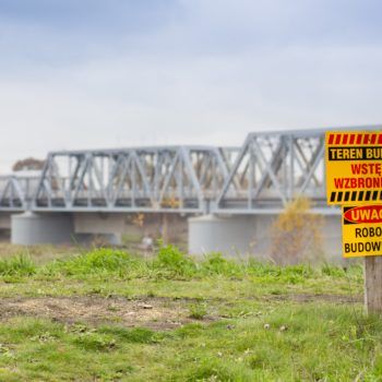 Zdjęcie: widok na remontowany most na Wiśle. Na pierwszym planie tabliczka mówiąca o zakazie wstępu.